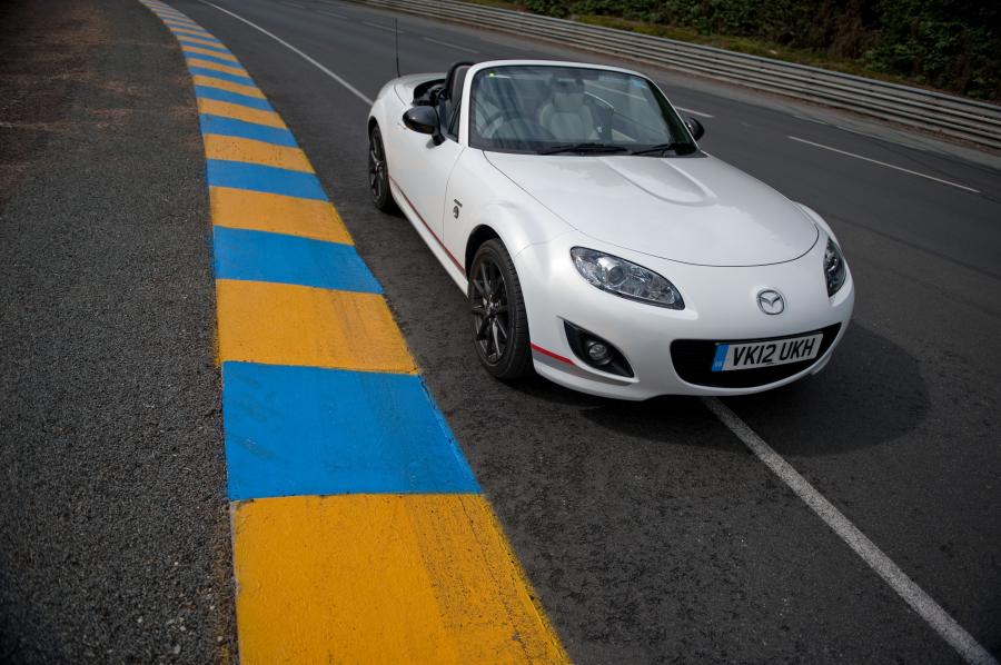  Mazda MX-5 Kuro 2012 года  (UK) (фото 30 из 54)